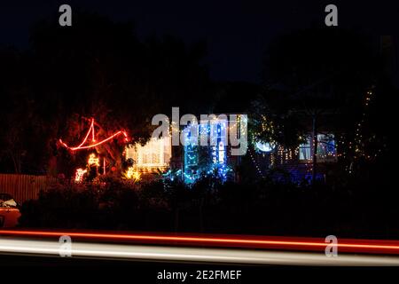 Frankston, Australien - ca. Dezember 2020: Glühende Weihnachtslichter auf Vorstadthaus in der Nacht Stockfoto