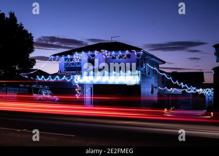 Frankston, Australien - ca. Dezember 2020: Weihnachtsdekorationen in einem Stadthaus in einem Vorort, das nachts glüht Stockfoto