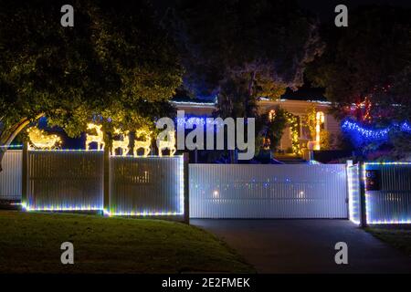 Frankston, Australien - ca. Dezember 2020: Weihnachtsdekoration auf einem Haus, das nachts leuchtet Stockfoto