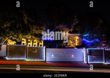 Frankston, Australien - ca. Dezember 2020: Großes Haus dekoriert für Weihnachten glühend in der Nacht Stockfoto