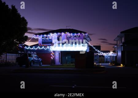 Frankston, Australien - ca. Dezember 2020: Weihnachtsdekoration in einem Stadthaus in einem Vorort, das in der Abenddämmerung leuchtet Stockfoto