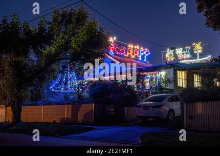 Frankston, Australien - ca. Dezember 2020: Haus geschmückt zu Weihnachten mit leuchtenden Lichtern in der Nacht Stockfoto