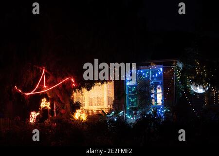 Frankston, Australien - ca. Dezember 2020: Vorstadtfenster mit glühenden Weihnachtslichtern dekoriert Stockfoto