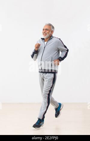 EIN ALTER MANN LÄUFT GLÜCKLICH IN TRACKSUIT Stockfoto