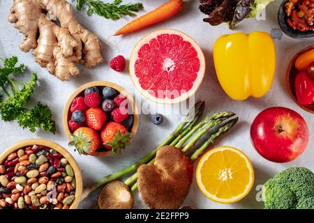 Veganes Essen, über Kopf flach lag Schuss. Grapefruit, Spargel und andere Superfoods, gesunde Bio-Zutaten Stockfoto