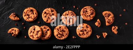 Chocolate Chip Cookies Panorama auf schwarzem Hintergrund, von oben geschossen Stockfoto