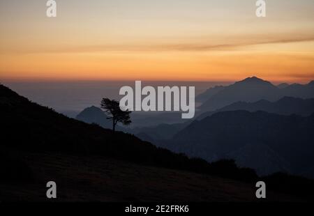 Sonnenaufgangspanorama des Aussichtsplatts Mirador El Fitu Fito Treppen Caravia Baja Picos de Europa Berge Asturien Spanien Europa Stockfoto