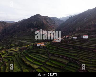 Luftpanorama der grünen Landwirtschaft Landwirtschaft Terrassen traditionelle alte abgelegene ländliche Landschaft Berg Hügel Hänge Dorf Stadt Padrao Porta Cova, Ar Stockfoto