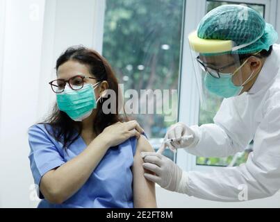 Jakarta, Indonesien. Januar 2021. Ein Arzt erhält die Impfung von Chinas Sinovac COVID-19 Impfstoff im Cipto Mangunkusumo Krankenhaus in der Innenstadt von Jakarta, Indonesien, am 14. Januar 2021. Indonesien beginnt am Donnerstag mit der großflächigen Impfung. Quelle: Ye Pingfan/Xinhua/Alamy Live News Stockfoto