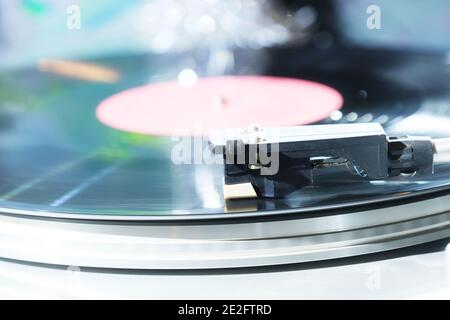 Vinyl-Plattenspieler, helle Lichter Disco-Bokeh. Stockfoto