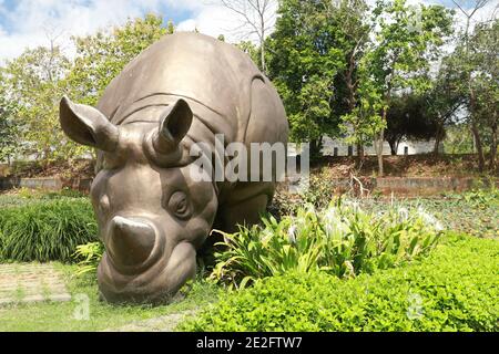 Vorderansicht einer Nashornstatue auf dem Gelände des GWK Parks, Bali, Indonesien. Große Nashornstatue in der Gegend von Garuda Wisnu Kencana Stockfoto