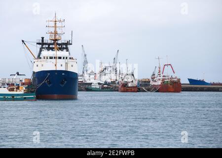 Industrieschiffe liegen im Hafen von Reykjavik, Island Stockfoto