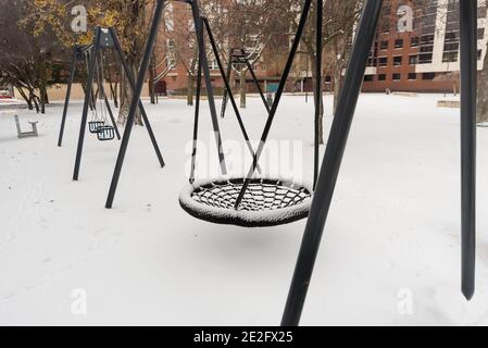 Kinderspielplätze leer und Schnee bedeckt nach einem historischen Schneefall. Palencia, Spanien Stockfoto