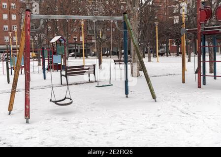 Kinderspielplätze leer und Schnee bedeckt nach einem historischen Schneefall. Palencia, Spanien Stockfoto