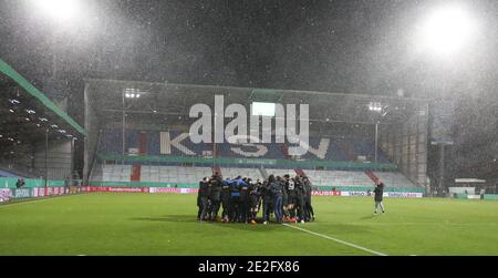 13. Januar 2021, Schleswig-Holstein, Kiel: Fußball: DFB-Pokal, Holstein Kiel - Bayern München, 2. Runde, im Holstein-Stadion. Kieler Spieler feiern ihren Sieg nach dem Elfmeterschießen. (Wichtiger Hinweis: Der DFB verbietet die Verwendung von Sequenzbildern im Internet und in Online-Medien während des Spiels (einschließlich Halbzeit). Sperrfrist! Das DFB erlaubt die Veröffentlichung und Weiterverwendung der Bilder auf mobilen Geräten (insbesondere MMS) und über DVB-H und DMB erst nach Ende des Spiels). Foto: Christian Charisius/dpa - WICHTIGER HINWEIS: Gemäß den Vorschriften der DFL Deuts Stockfoto