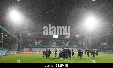 13. Januar 2021, Schleswig-Holstein, Kiel: Fußball: DFB-Pokal, Holstein Kiel - Bayern München, 2. Runde, im Holstein-Stadion. Kieler Spieler feiern ihren Sieg nach dem Elfmeterschießen. (Wichtiger Hinweis: Der DFB verbietet die Verwendung von Sequenzbildern im Internet und in Online-Medien während des Spiels (einschließlich Halbzeit). Sperrfrist! Das DFB erlaubt die Veröffentlichung und Weiterverwendung der Bilder auf mobilen Geräten (insbesondere MMS) und über DVB-H und DMB erst nach Ende des Spiels). Foto: Christian Charisius/dpa - WICHTIGER HINWEIS: Gemäß den Vorschriften der DFL Deuts Stockfoto