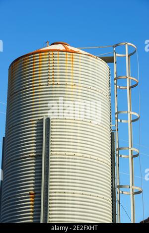 Nahaufnahme von Metalltanks in einer Farm in Spanien. Stockfoto