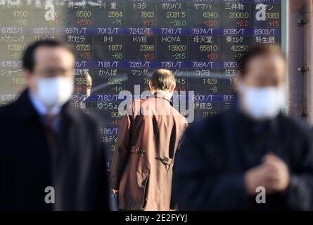 Tokio, Japan. Januar 2021. Ein Mann beobachtet ein Aktienkursboard in Tokio am Donnerstag, 14. Januar 2021. Die japanischen Aktienkurse stiegen um 241.67 Yen und schliefen bei 28,698.26 Yen mit einem neuen 30-Jahres-hoch an der Börse Tokio. Quelle: Yoshio Tsunoda/AFLO/Alamy Live News Stockfoto