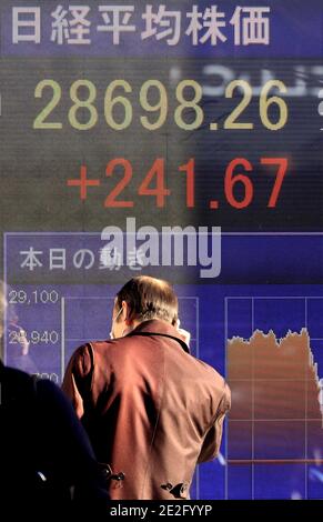 Tokio, Japan. Januar 2021. Ein Mann beobachtet ein Aktienkursboard in Tokio am Donnerstag, 14. Januar 2021. Die japanischen Aktienkurse stiegen um 241.67 Yen und schliefen bei 28,698.26 Yen mit einem neuen 30-Jahres-hoch an der Börse Tokio. Quelle: Yoshio Tsunoda/AFLO/Alamy Live News Stockfoto