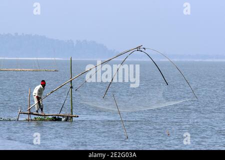 Fischer Mit Netz Auf Dem Brahmaputra Fluss, Assam, Indien Stockfoto