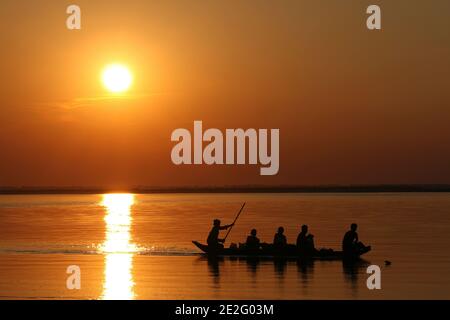 Boot bei Sonnenuntergang auf dem Brahmaputra Fluss, Assam, Indien Stockfoto