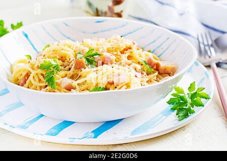 Klassische hausgemachte Carbonara Nudeln mit Speck, Ei, Parmesan und Sahne Soße. Italienische Küche. Spaghetti alla Carbonara. Stockfoto