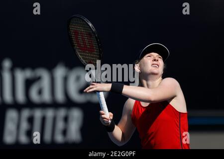 Dubai, Vereinigte Arabische Emirate. Januar 2021. Francesca Jones aus Großbritannien tritt im Finalspiel zwischen Francesca Jones aus Großbritannien und Lu Jiajing aus China beim Australian Open 2021 Women's Singles Qualifying in Dubai, den Vereinigten Arabischen Emiraten, am 13. Januar 2021 an. Quelle: Jorge Ferrari/Tennis Australia/Xinhua/Alamy Live News Stockfoto