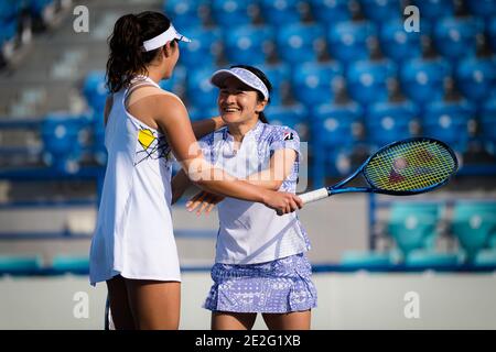 Shuko Aoyama und Ena Shibahara aus Japan feiern während der Doppel-Finale der 2021 Abu Dhabi WTA Women &#039;s Tennis WTA/LM öffnen Stockfoto