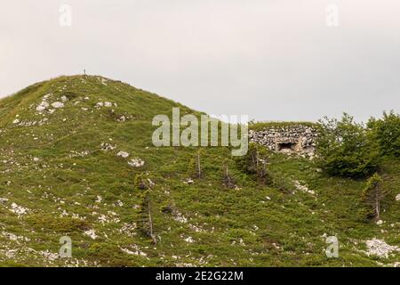 Bunker mit Überblick über die nahe gelegenen Hügel Stockfoto