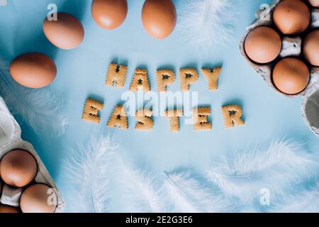 Fröhliche Osterschrift auf farbigem Hintergrund mit Eiern Stockfoto