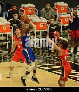 Los Angeles, Usa. Januar 2021. Der Stürmer von Los Angeles Clippers Paul George punktet am Mittwoch, den 13. Januar 2021, im Staples Center in Los Angeles gegenüber dem Stürmer von New Orleans, Jaxson Hayes. Die Clippers besiegten die kurzhändigen Pelikane 111-106. Foto von Jim Ruymen/UPI Kredit: UPI/Alamy Live Nachrichten Stockfoto