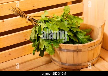 Verschiedene Saunazubehör in einer Holzsauna Stockfoto