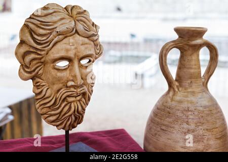 MERIDA, SPANIEN - 27. Sep 2014: Zwei Objekte auf dem römischen Markt auf einer historischen Nachstellung. Dieser Feiertag erinnert an das tägliche Leben und die Kriege in Th Stockfoto