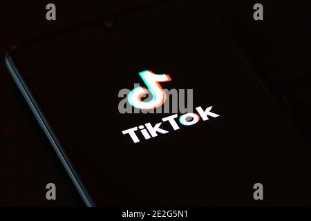TikTok-Logo, App-Symbol, Logo auf einem Smartphone angezeigt Stockfoto