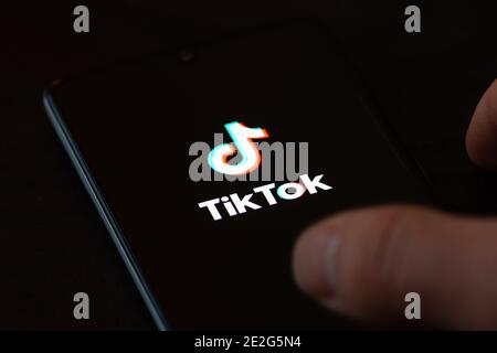 TikTok-Logo, App-Symbol, Logo auf einem Smartphone angezeigt Stockfoto