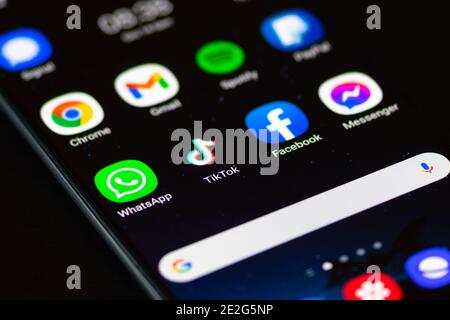 TikTok-Logo, App-Symbol, Logo auf einem Smartphone angezeigt Stockfoto
