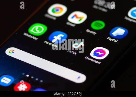 TikTok-Logo, App-Symbol, Logo auf einem Smartphone angezeigt Stockfoto