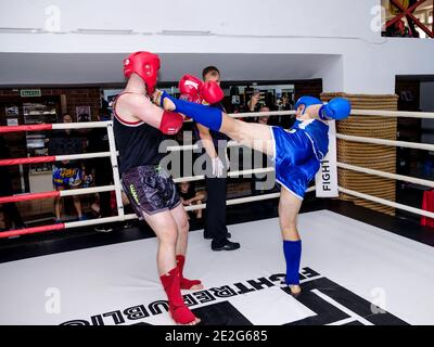 Moskau. Russland. September 13, 2020. Zwei Männer in Boxuniformen kämpfen im Ring. Sportwettkämpfe im Kickboxen und muay thai. Angriff und Stockfoto