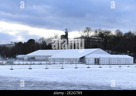 München, Deutschland. Januar 2021. Ein Zelt, in dem Corona-Tests durchgeführt werden, steht vor dem Bayern auf der verschneiten Theresienwiese. Quelle: Felix Hörhager/dpa/Alamy Live News Stockfoto