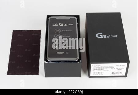Brnenec, Tschechische Republik - 20. Januar 2020: Auspacken des Touchscreen-Smartphone LG G8S ThinQ, Papierkarton, sauberes Tuch. LG ist eine südkoreanische Multis Stockfoto