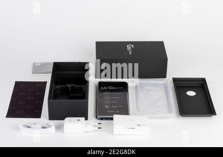 Brnenec, Tschechische Republik - 20. Januar 2020: Auspacken von Touchscreen-Smartphone LG G8S ThinQ, Silikonhülle, Ladegerät, Kopfhörer, sauberes Tuch. LG ist Stockfoto
