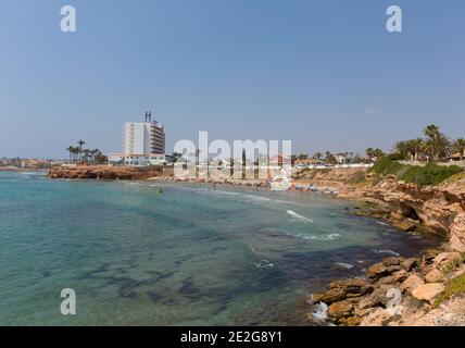 Playa Cala Cerrada Orihuela Spanien schöner kleiner Strand in der Nähe von La Zenia im Sommer Sonnenschein Stockfoto