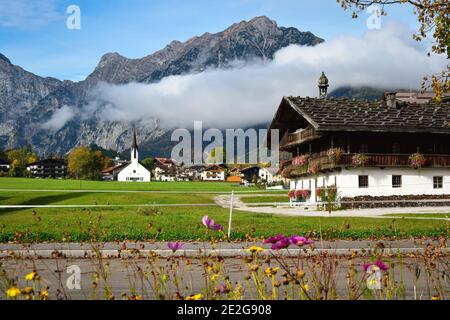 Pertisau am Achensee in Tirol, Österreich. Malerisches österreichisches Dorf im Herbst. Stockfoto