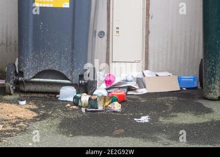 Brest – Frankreich, 02. Januar 2020 : Abfall neben der Mülltonne in Brest Stockfoto