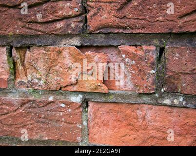 Hausmauerwerk mit Verlust und Beschädigung durch Eindringen von Wasser und Frost. Stockfoto