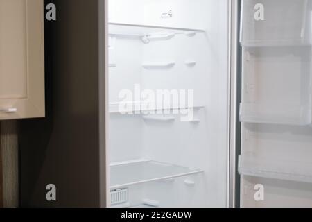 Leerer offener weißer Kühlschrank in der Küche. Hochwertige Fotos Stockfoto