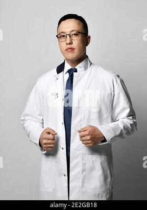 Porträt des jungen Mannes Arzt Urologe oder Proktologe in Brille, medizinische Kleid Uniform, weißes Hemd und Krawatte Stockfoto