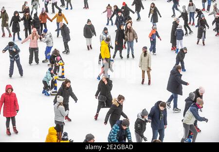 KIEW, UKRAINE - 03. Januar 2021: Eislaufmenschen. Die Leute haben Spaß in der Eisarena auf der städtischen Eisbahn. Neue Jahre Urlaub in der Stadt Kiew. Stockfoto