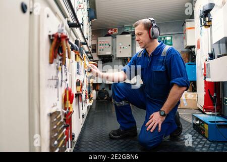 Marine Engineer Officer in Motorkontrollraum ECR. Er arbeitet in der Werkstatt Stockfoto