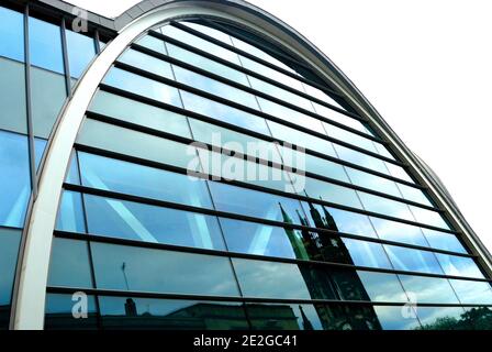 St. Thomas Kirche spiegelt sich in Haymarket U-Bahn-Station Bogenfenster Stockfoto